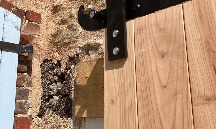 Pose de volets en bois coulissants et porte en fer sur mesure à Toucy