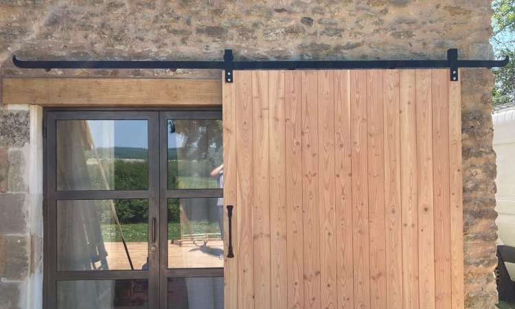 Pose de volets en bois coulissants et porte en fer sur mesure à Toucy