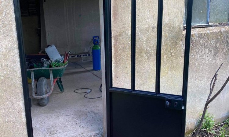 Fabrication et pose de porte verrière sur mesure en acier vers Toucy