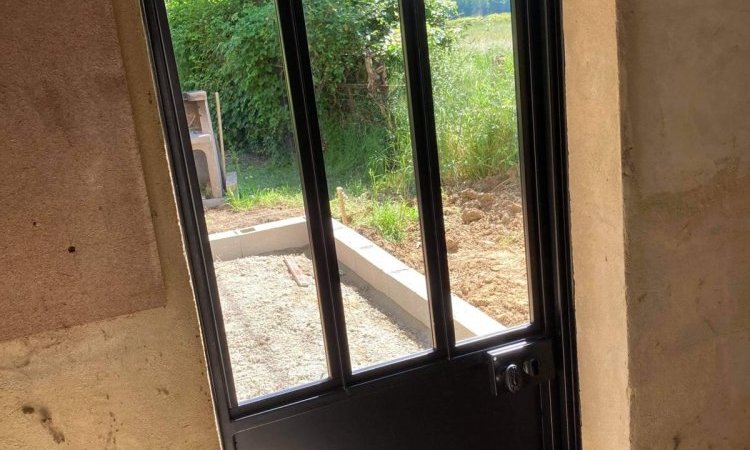 Fabrication et pose de porte verrière sur mesure en acier vers Toucy